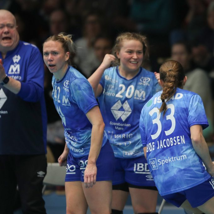 En seier å juble for! Med Jenny Carlson, Maja Muri, Julie Bøe Jacobsen og trener Tor Odvar Moen som passende illustrasjon i dette bildet fra en tidligere kamp. Foto: Jon Forberg