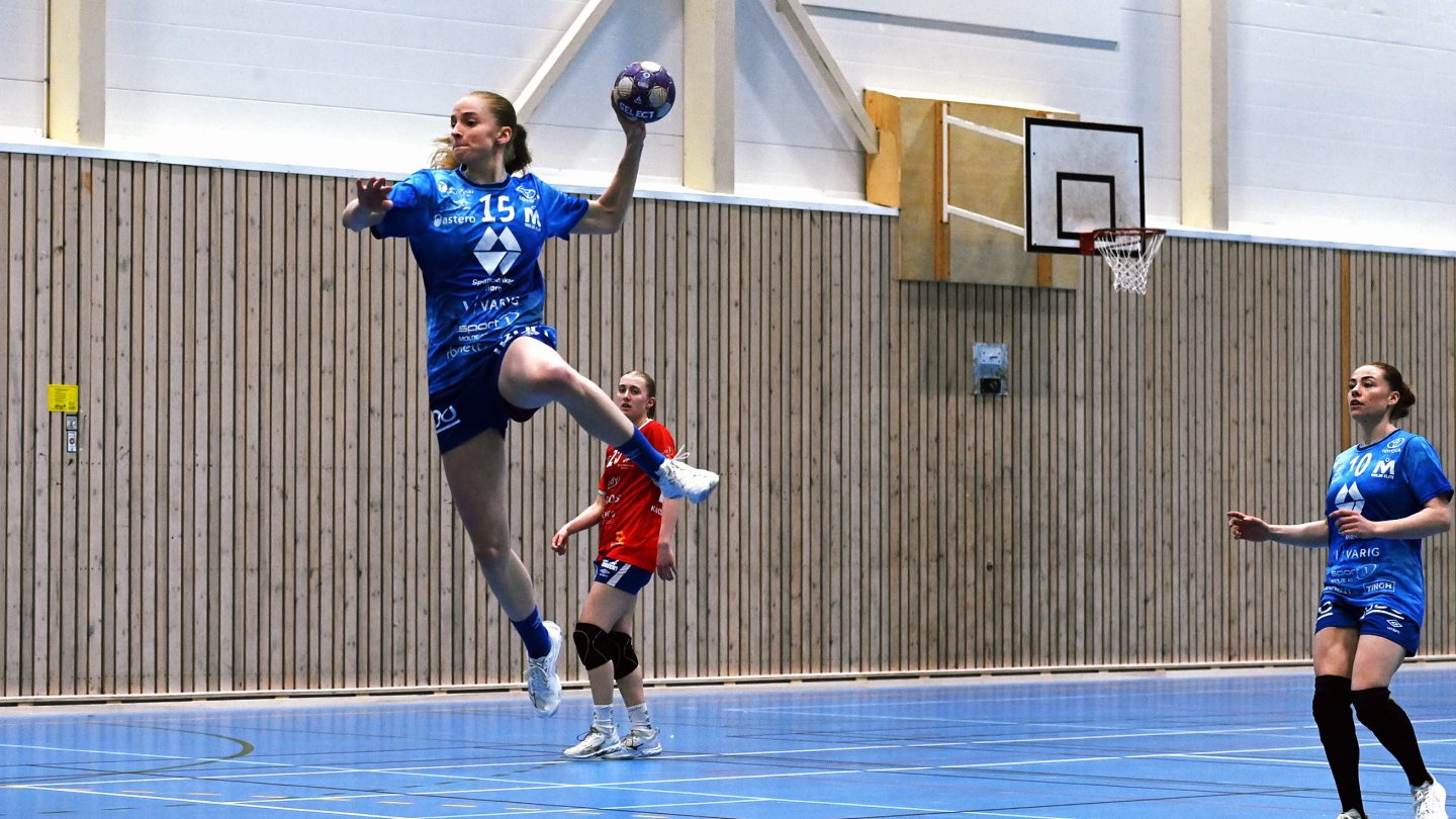 Henrikke Hauge Kjølholdt leverte en glimrende kamp på høyrekanten for hjemmelaget og scoret sju mål, også Lene Kristiansen Tveiten (til høyre) noterte seg for sju scoringer. Foto: Kjell Langmyren/Romsdals Budstikke
