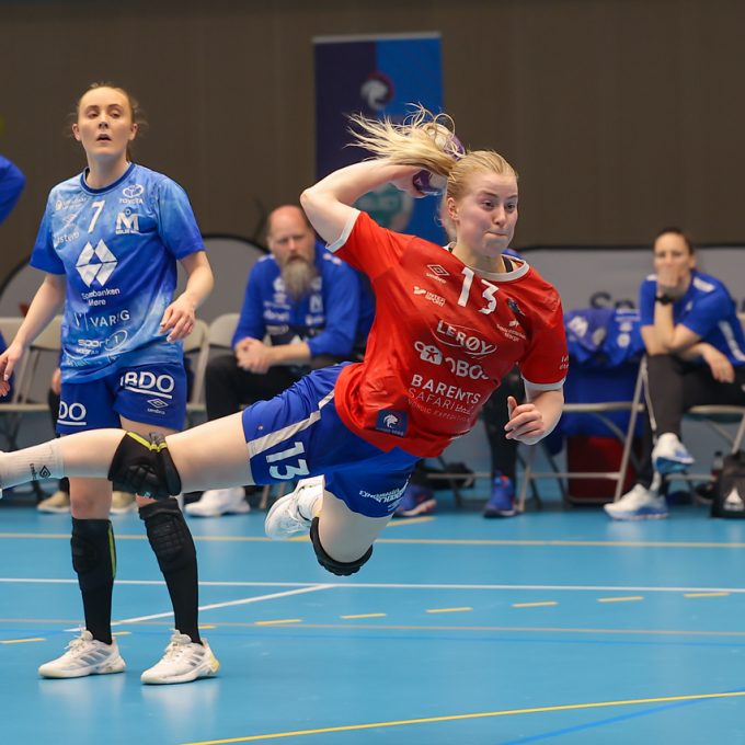 Fride Heggdal Stølen og de andre Fana-spillerne var etter hvert klart best i onsdagens kvartfinale i sluttspillet. Johanne Nypan & Co hos hjemmelaget begynte bra, men mistet sporet. Foto: Jon Forberg