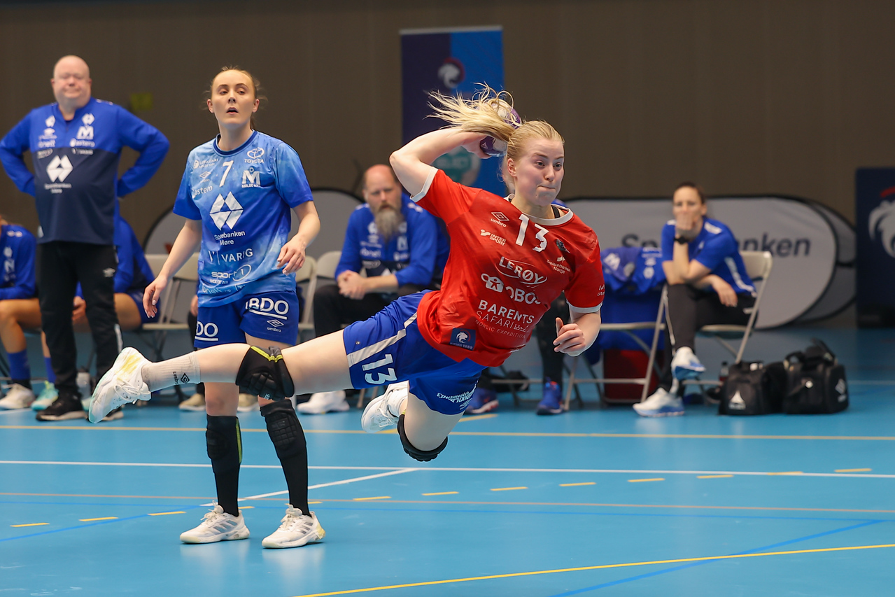 Fride Heggdal Stølen og de andre Fana-spillerne var etter hvert klart best i onsdagens kvartfinale i sluttspillet. Johanne Nypan & Co hos hjemmelaget begynte bra, men mistet sporet. Foto: Jon Forberg