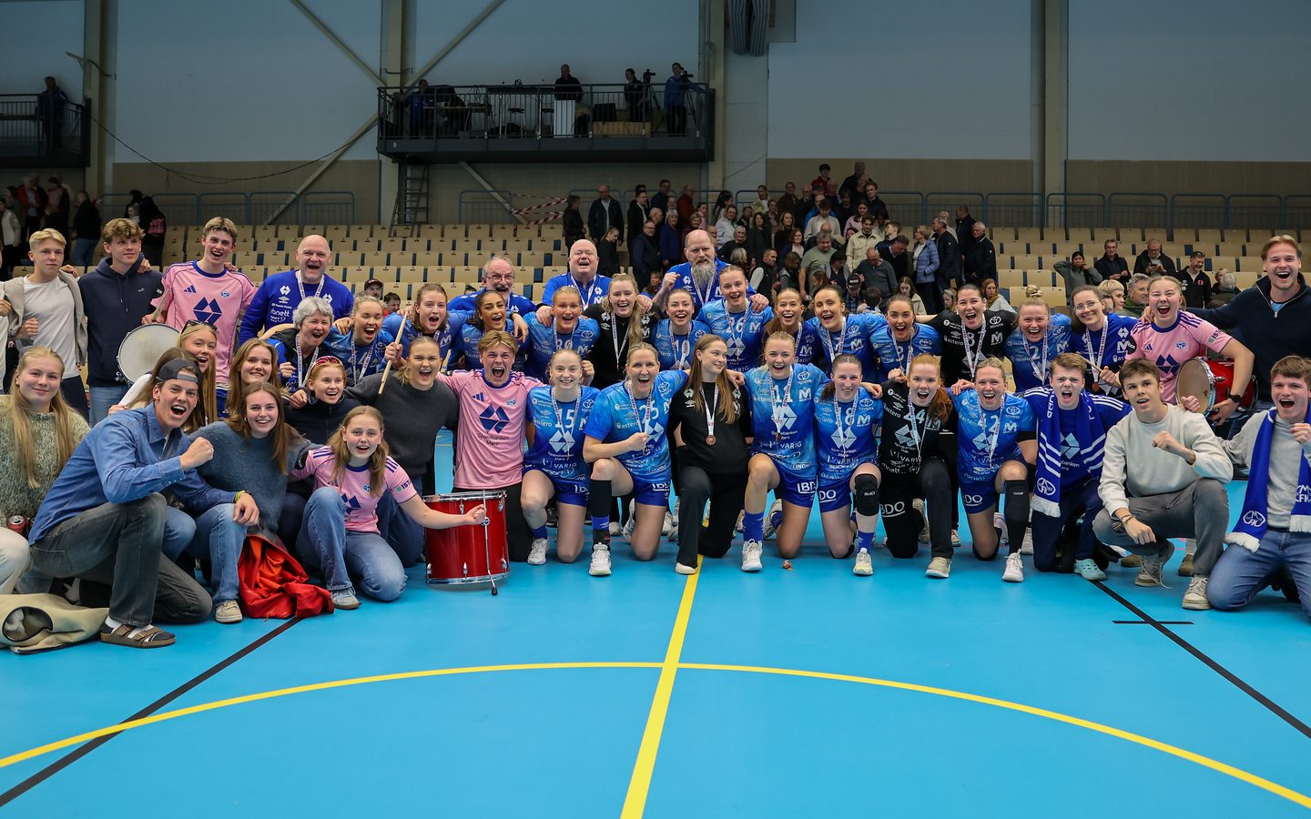 Feststemning i Molde Arena under og etter kampen, med håndballjentan og glade supportere samlet etter medaljeutdelingen. Foto: Jon Forberg