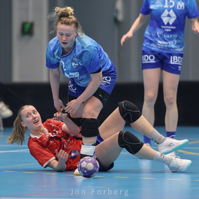 Toppscorerduell i begge ender av banen, mellom Maja Muri og Fanas Martine Kårigstad Andersen. Bildet er hentet fra den første kvartfinalekampen i Molde Arena. Foto: Jon Forberg