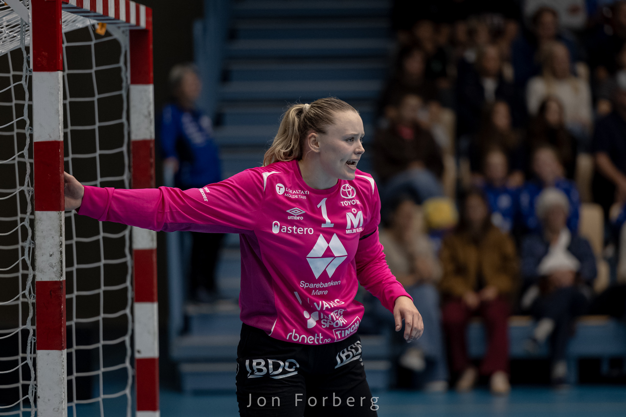 Målvakt Eli Smørgrav Skogstrand leverte nok en gang en god kamp og ble kåret til hjemmelagets beste. Foto: Jon Forberg