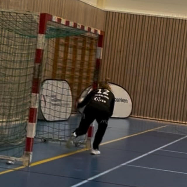 Var ballen over streken eller ikke? Torine Hjelme Dahlens avslutning i sluttsekundene var i alle fall veldig nære å bli kampavgjørende. Foto: Tilskuer